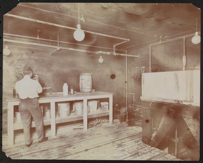 Laboratoires de films chez Carlton Motion Picture Co. avec cinq hommes et une femme travaillant avec des films, épissure, etc., New York - Company Byron