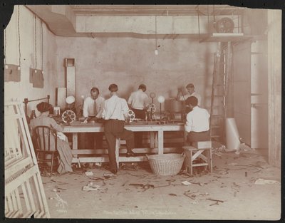 Laboratoires de films chez Carlton Motion Picture Co. avec cinq hommes et une femme travaillant avec des films, épissurage, etc., New York - Company Byron