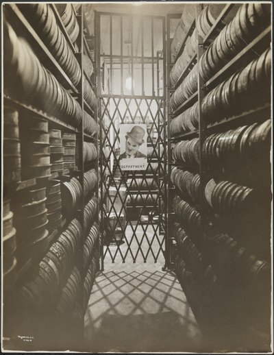 Salle de stockage de films à la Mutual Film Co. avec une affiche de Charlie Chaplin, New York - Company Byron