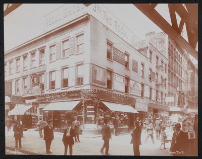 Coin sud-ouest de la 14e rue et de la 3e avenue montrant le magasin Star Candies, un dentiste, le magasin Regal Shoe et l