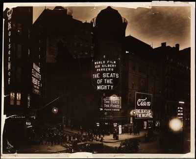 Le Casino Theatre la nuit, foules et voitures, et ouvriers creusant dans la rue, Broadway et 39e rue, New York, c.1915 - Company Byron