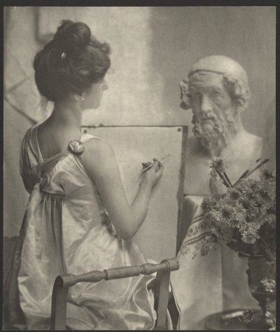 [Femme dessinant à partir d
