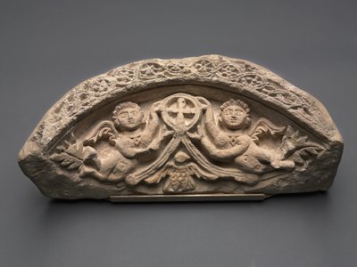 Lunette avec deux anges soutenant une croix pendante, 400s - Coptic