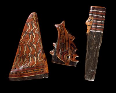 Art précolombien, civilisation Nazca : instruments de musique en bois (dont flûte de pan ?). 100 av. J.-C.-800 ap. J.-C. Lima, Musée archéologique - Culture Nazca