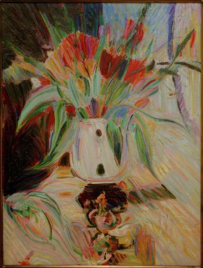 Tulipes dans un vase ventru devant un rideau - Curt Herrmann