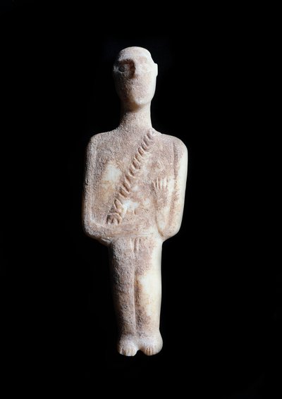 Idole masculine, figurine schématique. Sculpture en marbre blanc avec incrustations d