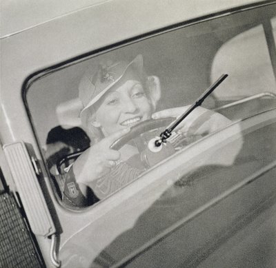 Une femme conduisant, vers 1930 - Czech Photographer