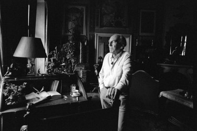 Jiri Mucha debout près de son bureau dans sa maison à Hradcany, Prague - Czech Photographer