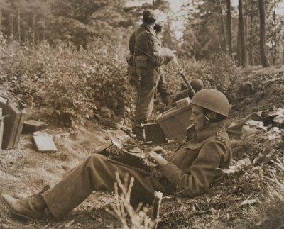 Correspondant de guerre Alan Wood tapant une dépêche - D.M. Sgt. Smith