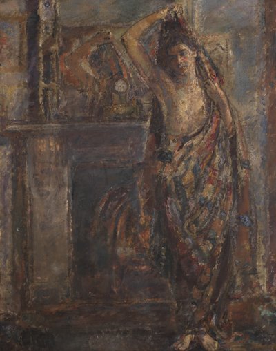 Femme drapée debout près d