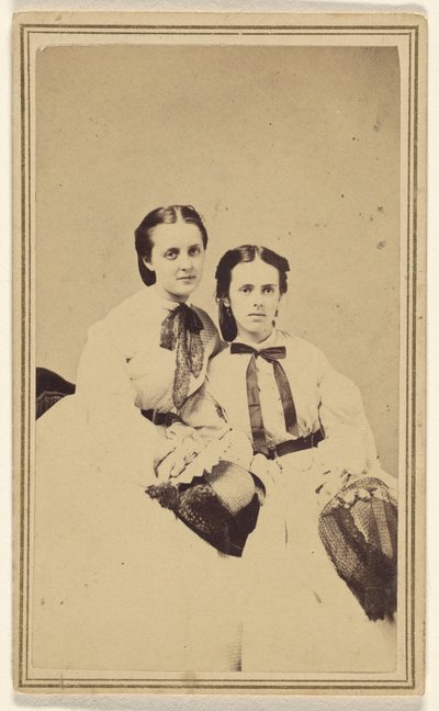 [Deux jeunes femmes non identifiées, assises] - David R.H. Hoag and Quick