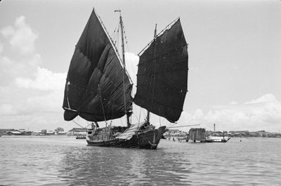 Jonque de port à tige de cloche sous voile à Singapour - David Watkin Waters