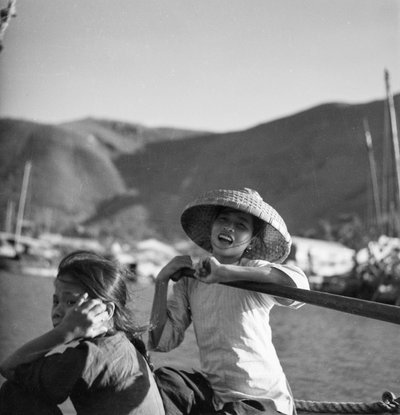 Deux jeunes filles de sampan à Aberdeen, Hong Kong - David Watkin Waters