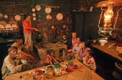 Une famille est assise ensemble avant le dîner. Tenggerese, Java, Indonésie. - Dean Conger