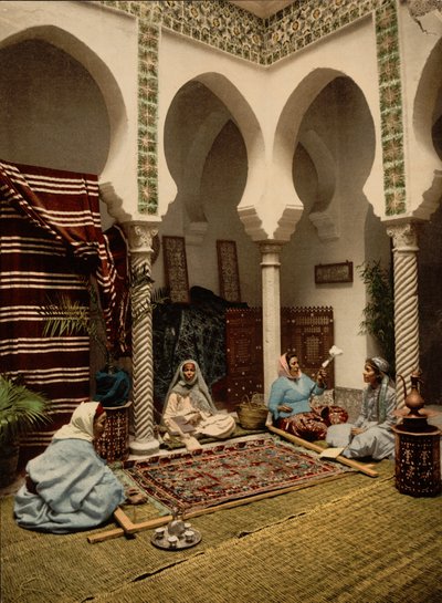 Femmes maures fabriquant des tapis arabes, Alger, Algérie, c.1899 - Detroit Photographic Co.