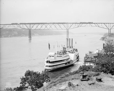 Passage au-dessus et en dessous du pont de Poughkeepsie, Poughkeepsie, N.Y., vers 1906 - Detroit Publishing Co.