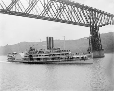 Sous le pont de Poughkeepsie, New York, vers 1906 - Detroit Publishing Co.