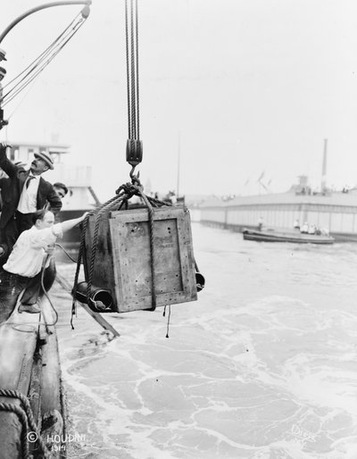 Caisse contenant Harry Houdini, descendue dans la baie de New York, 1912 - Dietz