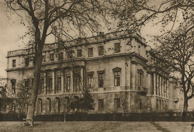 Vue du musée de Londres à Lancaster House à travers les grilles de Green Park, c1935 - Donald McLeish