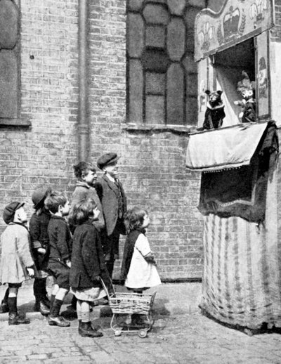 Enfants regardant un spectacle de Punch et Judy dans une rue de Londres, 1936 - Donald McLeish