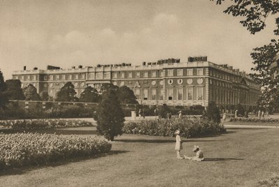 Aile Est de Hampton Court ajoutée par Wren sur le site du travail des cardinaux, vers 1935 - Donald McLeish