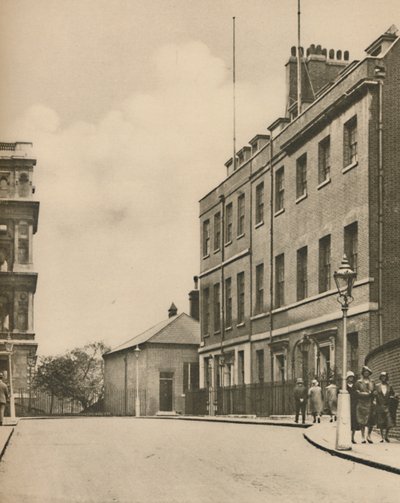 Extrémité ouest de Downing Street, n°10 et un aperçu du Foreign Office, vers 1935 - Donald McLeish