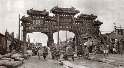 Une rue de la vieille ville, Pékin - Donald Mennie