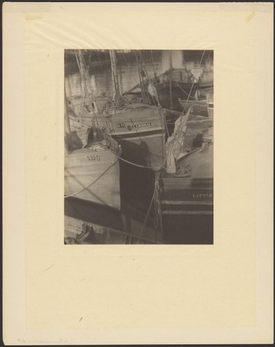 [Port, encombré de bateaux de pêche à voiles]. - Doris Ulmann