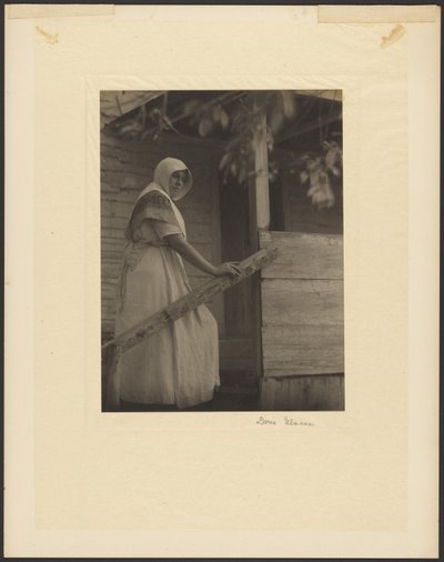 [Jeune femme montant un escalier] - Doris Ulmann