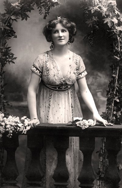 Nina Sevening, actrice, années 1900 - Dover Street Studios