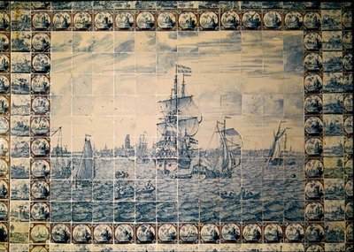 Panneau de carreaux de Delft de la salle de bain représentant une scène de navigation - Dutch School