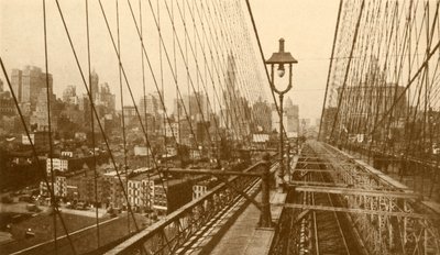 Lower Manhattan vu à travers le réseau de câbles sur le pont suspendu de Brooklyn, vers 1930 - ENA