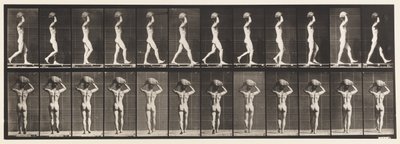 Planche 27. Marche, portant une pierre de 70 lb sur la tête, mains levées - Eadweard Muybridge