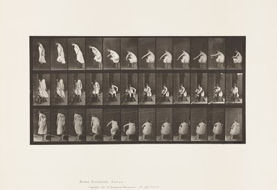 Planche 423. Toilette; Enfiler des Bottes et se Lever de la Chaise - Eadweard Muybridge