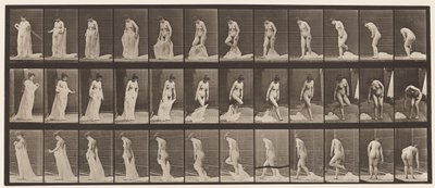 Planche 430. Toilette; Enlevant des vêtements, 1872-1885 - Eadweard Muybridge