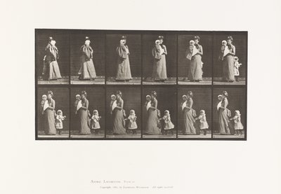 Planche 52. Marchant en portant un enfant, se retournant; un autre enfant tenant la robe - Eadweard Muybridge