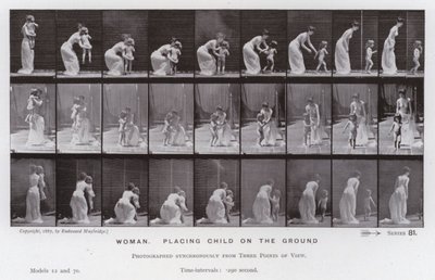 La figure humaine en mouvement : Femme, posant un enfant au sol - Eadweard Muybridge