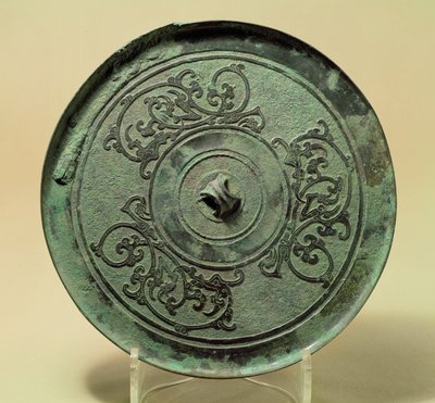 Miroir avec dragons entrelacés, Dynastie Zhou orientale, période des Royaumes combattants, 475-221 av. J.-C. - Eastern Zhou Dynasty Chinese School