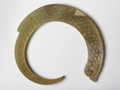 Pendentif en forme de dragon enroulé (jade) - Eastern Zhou Dynasty Chinese School