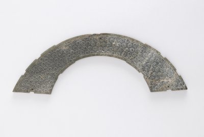Plaque mince coupée en arc de cercle, du type huang, Changsha, province du Hunan, IVe-IIIe siècle av. J.-C. - Eastern Zhou Dynasty Chinese School
