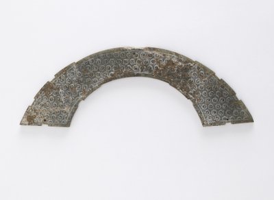 Plaque mince coupée en arc de cercle, du type huang, Changsha, province du Hunan, IVe-IIIe siècle av. J.-C. - Eastern Zhou Dynasty Chinese School