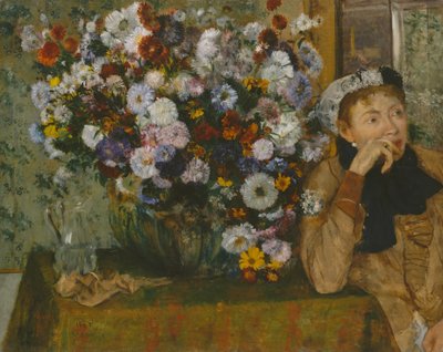 Une femme assise à côté d
