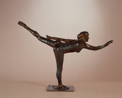 Danseuse : arabesque sur la jambe droite, bras gauche dans l