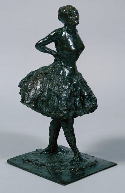 Danseuse en tenue décontractée, les mains sur les hanches, la jambe droite en avant, moulée c.1919-21 - Edgar Degas