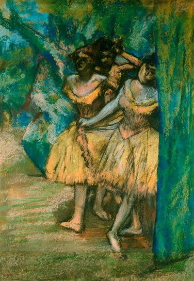 Trois danseuses avec un fond d
