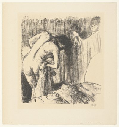 Femme se séchant après son bain et recevant des vêtements d