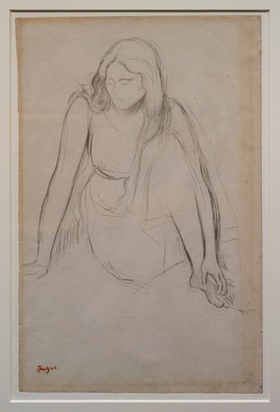 Femme assise au bord de l