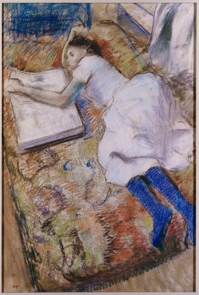 Jeune fille allongée regardant un album, c.1889 - Edgar Degas