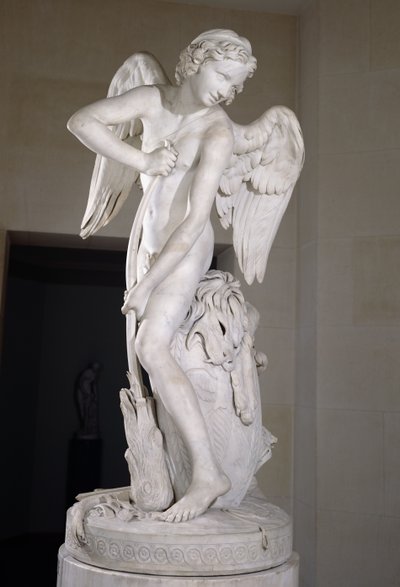 Cupidon sculptant son arc dans la massue d