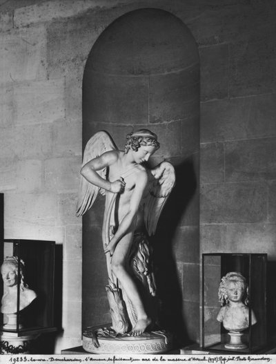 Cupidon sculptant son arc dans la massue d